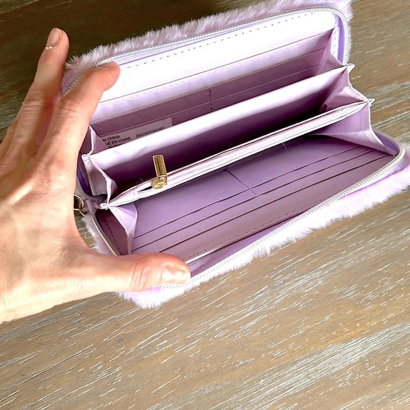 Claire’s Monogram Lavender Furry Clutch with Pearls “M” - Picture 4 of 7